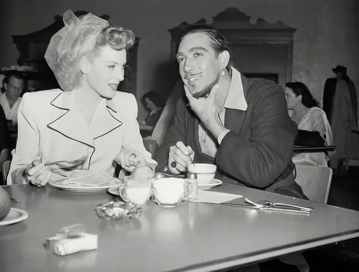 Framed Print : Anthony Quinn and Maureen O'Hara Lunching