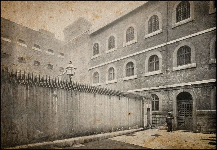 Framed Print : Antique London's photographs: Newgate, Central Courtyard Framed Print : Antique London's photographs: Newgate, Central Courtyard