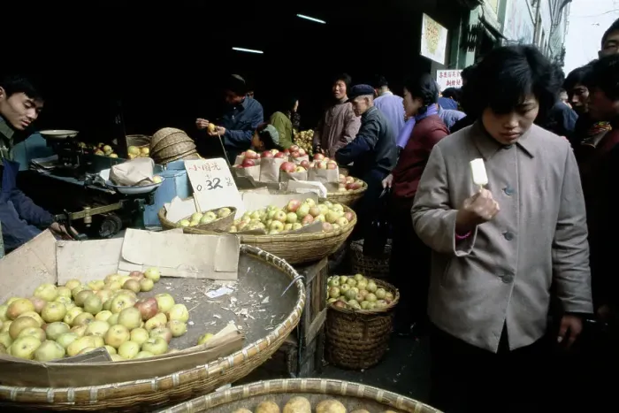 Framed Print : Apple Vendors In Shanghai Framed Print : Apple Vendors In Shanghai