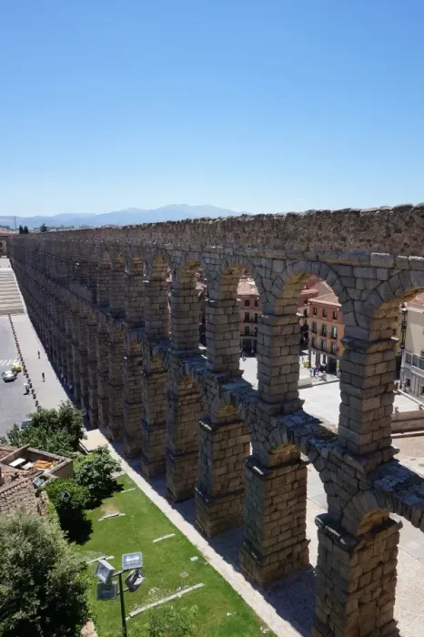 Framed Print : Aqueduct of Segovia, Mountain range, Spain Framed Print : Aqueduct of Segovia, Mountain range, Spain