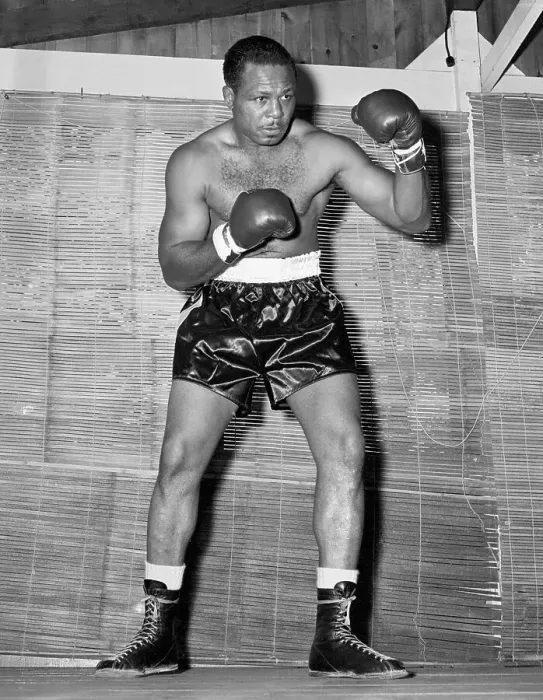 Framed Print : Archie Moore Pose In Fighting Position Framed Print : Archie Moore Pose In Fighting Position