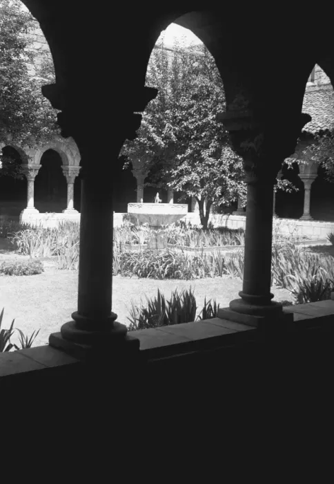 Framed Print : Archway in courtyard (B&W) Framed Print : Archway in courtyard (B&W)