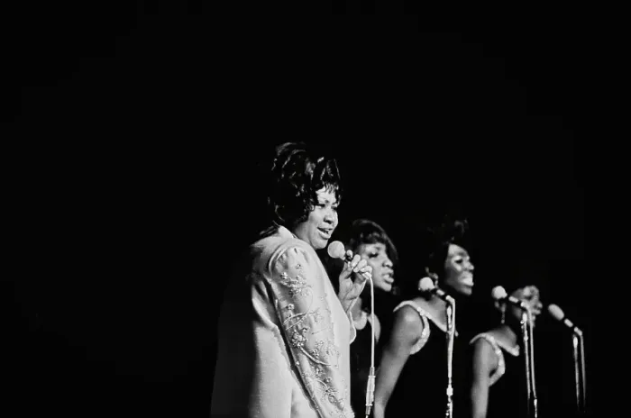 Framed Print : Aretha Franklin with The Sweet Inspirations, Live at The Philharmonic Hall Framed Print : Aretha Franklin with The Sweet Inspirations, Live at The Philharmonic Hall