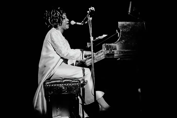 Framed Print : Aretha Franklin with The Sweet Inspirations, Live at The Philharmonic Hall Framed Print : Aretha Franklin with The Sweet Inspirations, Live at The Philharmonic Hall
