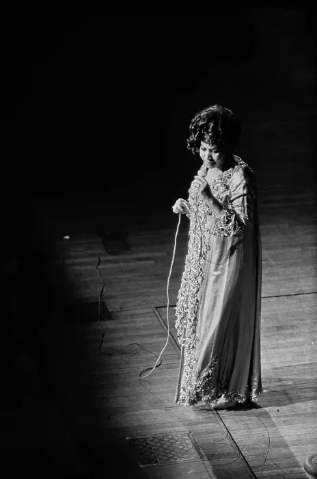 Framed Print : Aretha Franklin with The Sweet Inspirations, Live at The Philharmonic Hall Framed Print : Aretha Franklin with The Sweet Inspirations, Live at The Philharmonic Hall