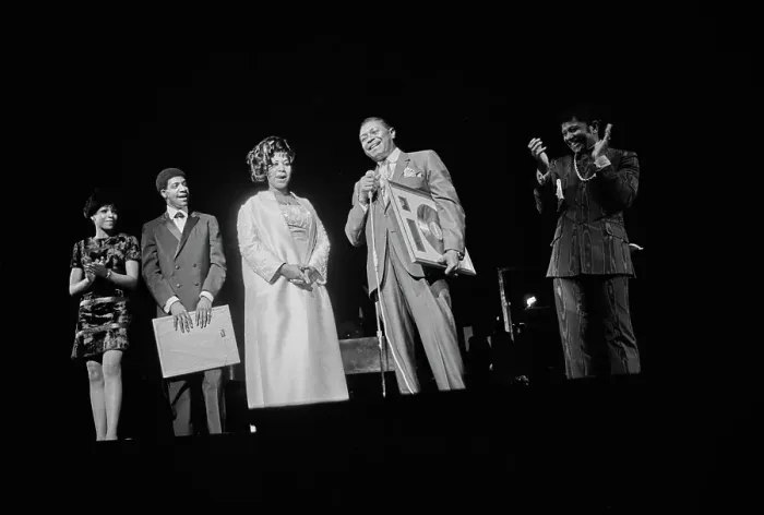 Framed Print : Aretha Franklin with The Sweet Inspirations, Live at The Philharmonic Hall Framed Print : Aretha Franklin with The Sweet Inspirations, Live at The Philharmonic Hall