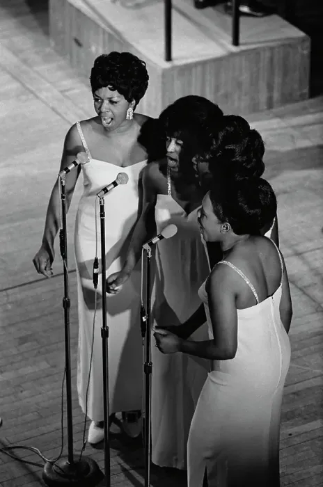 Framed Print : Aretha Franklin with The Sweet Inspirations, Live at The Philharmonic Hall Framed Print : Aretha Franklin with The Sweet Inspirations, Live at The Philharmonic Hall