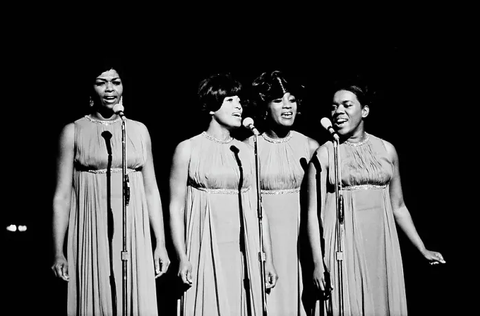 Framed Print : Aretha Franklin with The Sweet Inspirations, Live at The Philharmonic Hall Framed Print : Aretha Franklin with The Sweet Inspirations, Live at The Philharmonic Hall