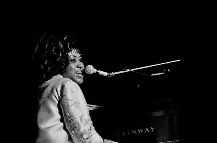 Framed Print : Aretha Franklin with The Sweet Inspirations, Live at The Philharmonic Hall Framed Print : Aretha Franklin with The Sweet Inspirations, Live at The Philharmonic Hall