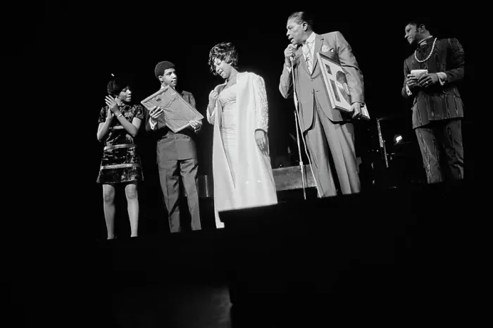 Framed Print : Aretha Franklin with The Sweet Inspirations, Live at The Philharmonic Hall Framed Print : Aretha Franklin with The Sweet Inspirations, Live at The Philharmonic Hall