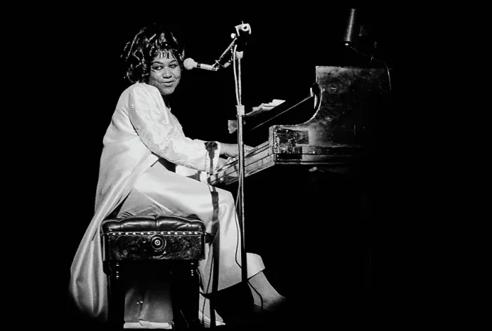 Framed Print : Aretha Franklin with The Sweet Inspirations, Live at The Philharmonic Hall Framed Print : Aretha Franklin with The Sweet Inspirations, Live at The Philharmonic Hall