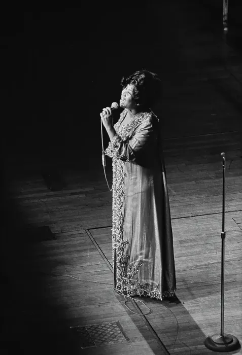 Framed Print : Aretha Franklin with The Sweet Inspirations, Live at The Philharmonic Hall Framed Print : Aretha Franklin with The Sweet Inspirations, Live at The Philharmonic Hall
