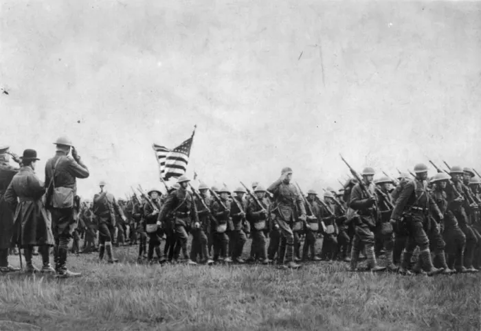 Framed Print : US Army. circa 1917: American troops on the march during the First World War Framed Print : US Army. circa 1917: American troops on the march during the First World War