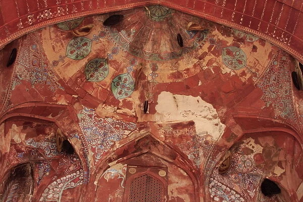 Detail of artwork inside dome of Buland Darwaza