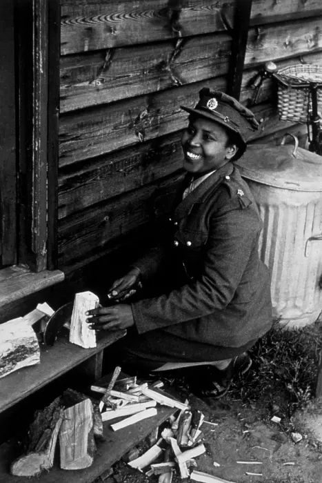Framed Print : ATS Work. 4th December 1943: A woman in the ATS chops wood into kindling sticks Framed Print : ATS Work. 4th December 1943: A woman in the ATS chops wood into kindling sticks