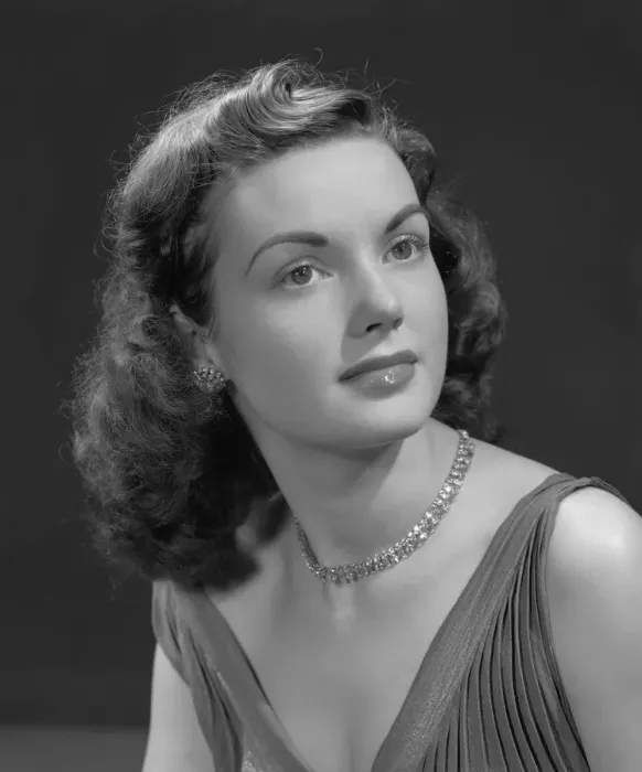 Framed Print : Attractive woman, portrait Framed Print : Attractive woman, portrait