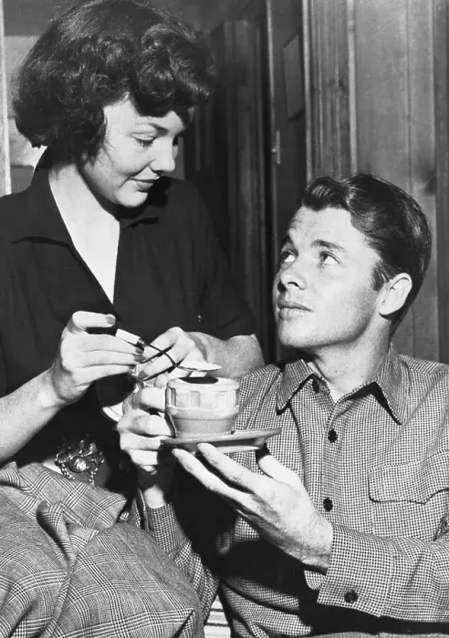 Framed Print : Audie Murphy and Wanda Hendrix Having Coffee Framed Print : Audie Murphy and Wanda Hendrix Having Coffee