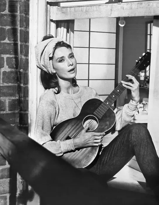 Framed Print : Audrey Hepburn in Breakfast at Tiffany's Framed Print : Audrey Hepburn in Breakfast at Tiffany's