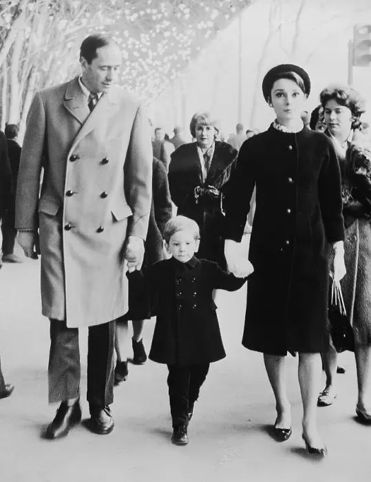 Framed Print : Audrey Hepburn and Family in Paris Framed Print : Audrey Hepburn and Family in Paris