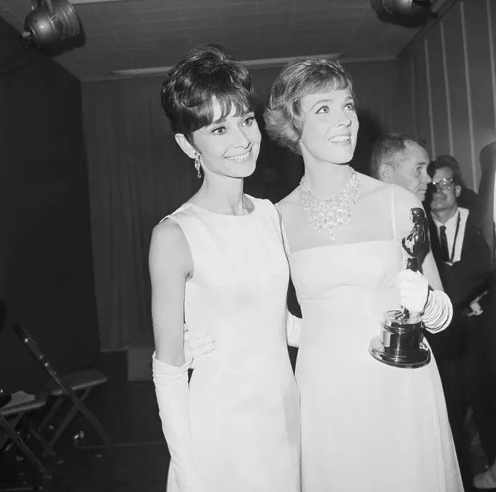 Framed Print : Audrey Hepburn and Julie Andrews with Oscar Framed Print : Audrey Hepburn and Julie Andrews with Oscar