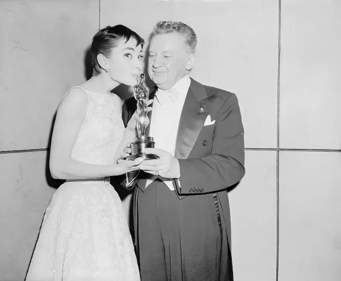 Framed Print : Audrey Hepburn Kissing Trophy with Jean Hersholt Framed Print : Audrey Hepburn Kissing Trophy with Jean Hersholt