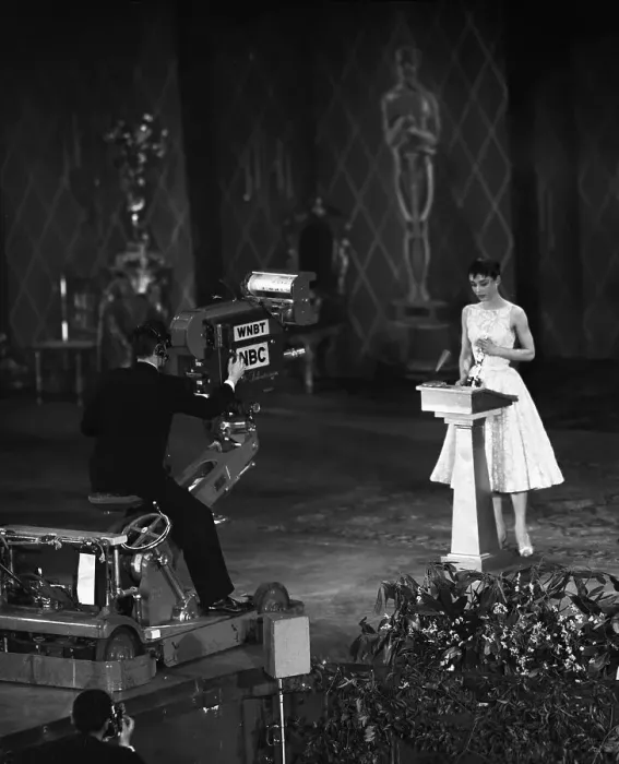 Framed Print : Audrey Hepburn at Podium Accepting Oscar Framed Print : Audrey Hepburn at Podium Accepting Oscar