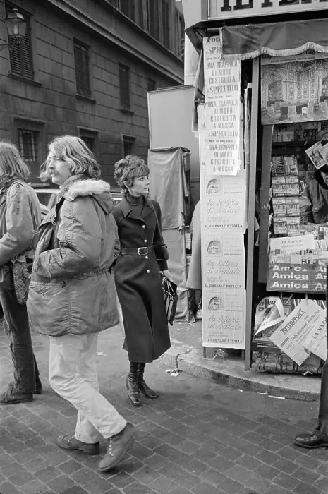 Framed Print : Audrey Hepburn Shopping on Via Borgognona in Rome Framed Print : Audrey Hepburn Shopping on Via Borgognona in Rome