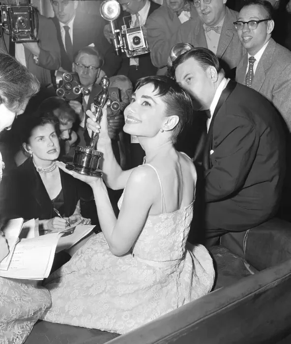 Framed Print : Audrey Hepburn Showing Oscar to Reporters