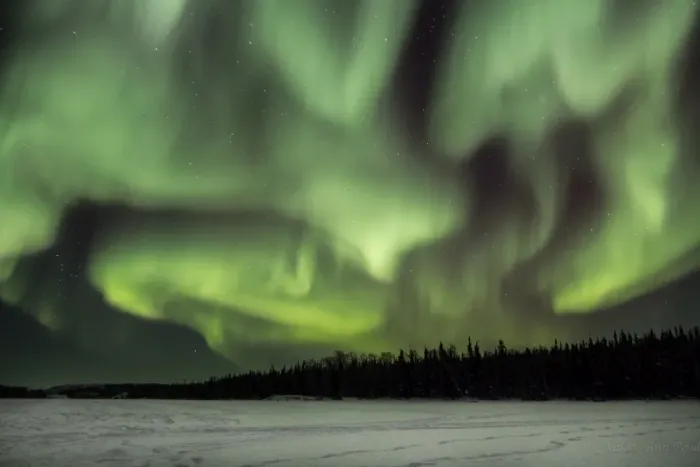 Framed Print : Aurora Borealis over Vee Lake