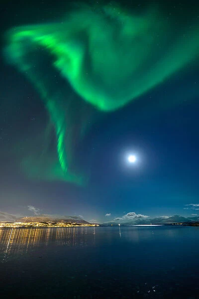 Aurora and moon over Troms?