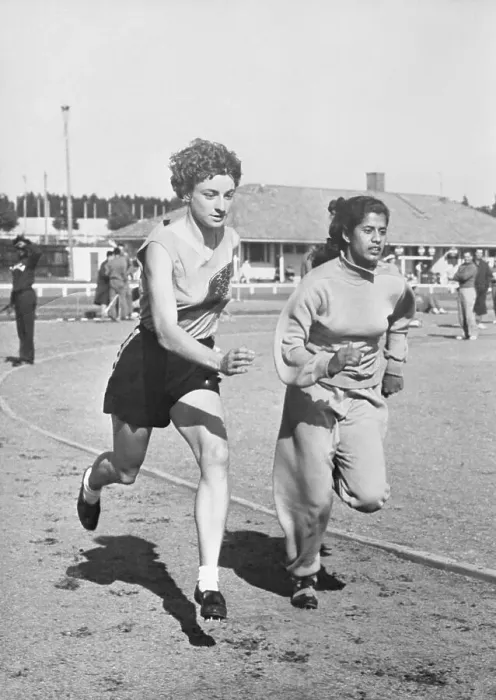 Framed Print : Australia's World Record Sprinter Marjorie Jackson Framed Print : Australia's World Record Sprinter Marjorie Jackson