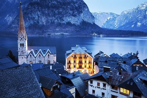 Austria, Hallstatt, Town with lake and mountains in background