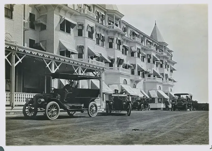 Framed Print : Autos in front of Hotel Framed Print : Autos in front of Hotel