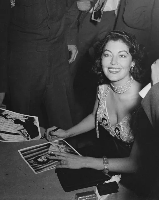 Framed Print : Ava Gardner In Berlin Framed Print : Ava Gardner In Berlin