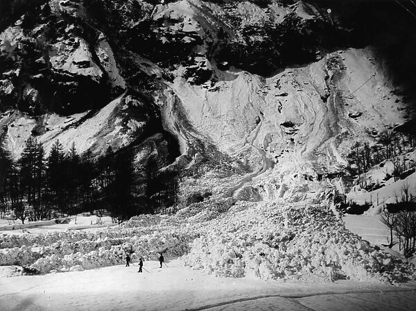 Avalanche. 7th April 1914: The Italian village of Ruinaux buried beneath tons of snow