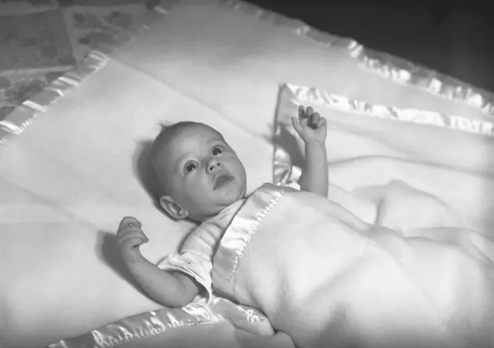 Framed Print : Baby (3-6 months) lying on blanket, (B&W), elevated view Framed Print : Baby (3-6 months) lying on blanket, (B&W), elevated view