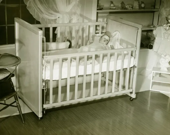 Framed Print : Baby (3-6 months) lying in crib, (B&W) Framed Print : Baby (3-6 months) lying in crib, (B&W)