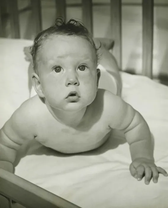 Framed Print : Baby (3-6 months) lying on stomach, raising on arms, (B&W) Framed Print : Baby (3-6 months) lying on stomach, raising on arms, (B&W)