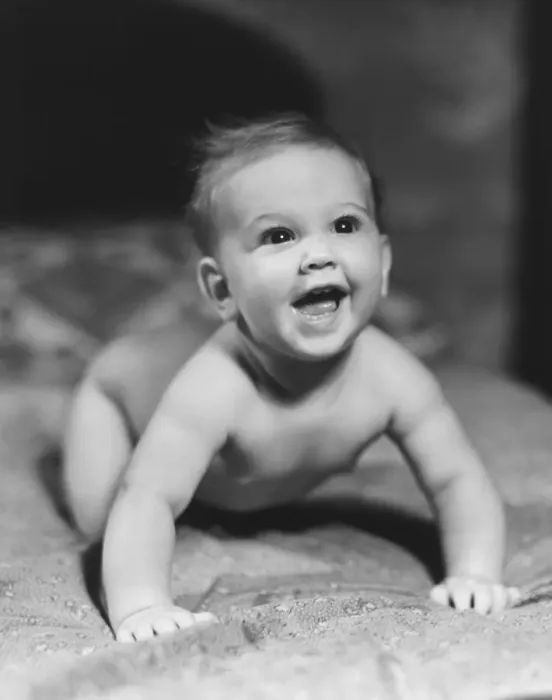 Framed Print : Baby (6-9 months) crawling on blanket, looking up (B&W) Framed Print : Baby (6-9 months) crawling on blanket, looking up (B&W)