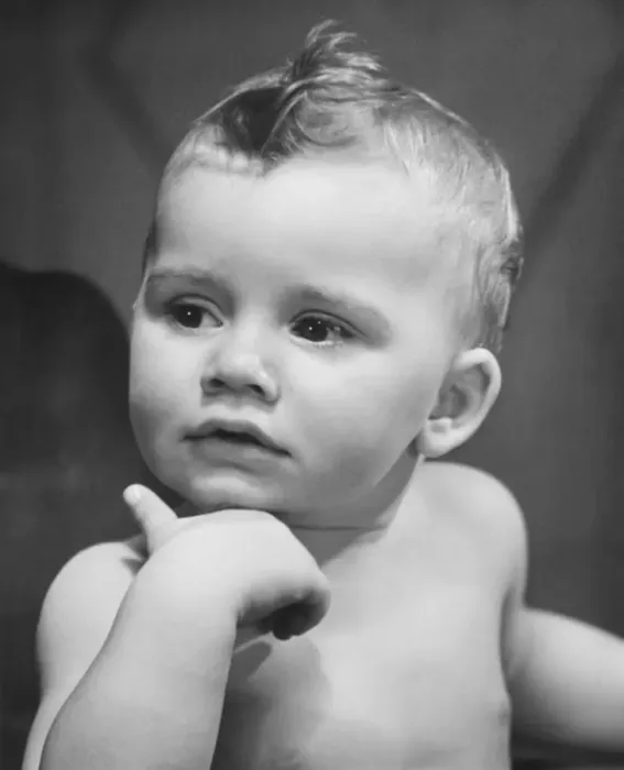 Framed Print : Baby boy (9-12 months) looking on side (B&W) Framed Print : Baby boy (9-12 months) looking on side (B&W)