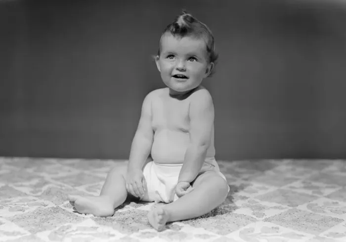 Framed Print : Baby girl (12-17 months) sitting on blanket Framed Print : Baby girl (12-17 months) sitting on blanket