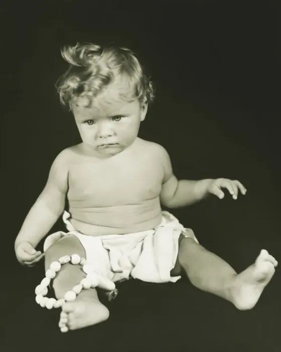 Framed Print : Baby girl (6-12 months) sitting against black background, (B&W), close-up Framed Print : Baby girl (6-12 months) sitting against black background, (B&W), close-up