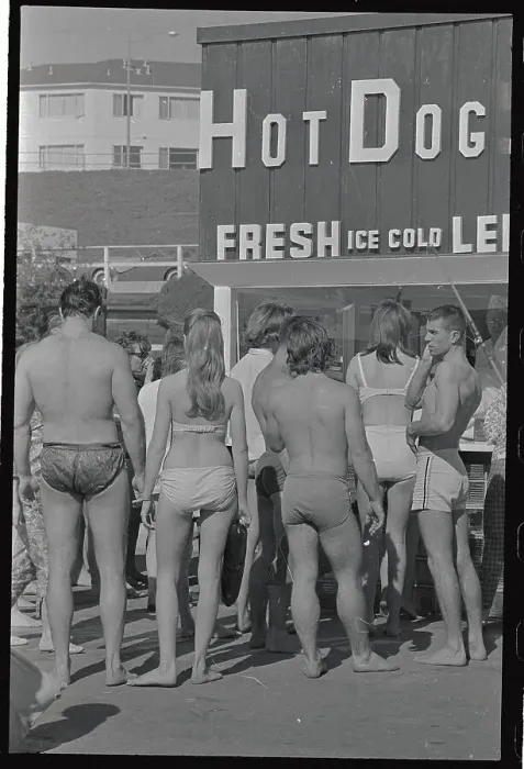 Framed Print : Backview of Beach Goers at Muscle Beach Framed Print : Backview of Beach Goers at Muscle Beach