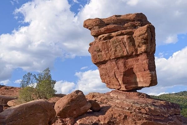 Balanced Rock, Garden of the Gods, red sandstone rocks, Colorado Springs, Colorado, USA