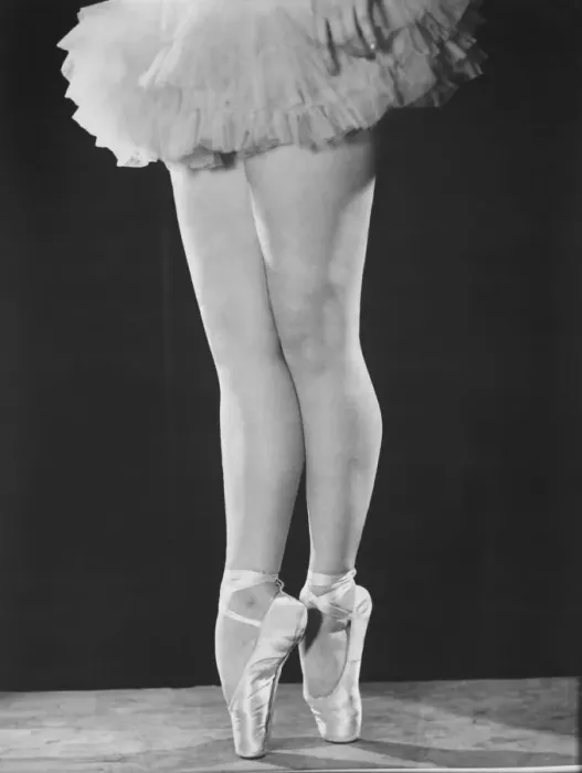 Framed Print : Ballerina en pointe (B&W), (low section) Framed Print : Ballerina en pointe (B&W), (low section)