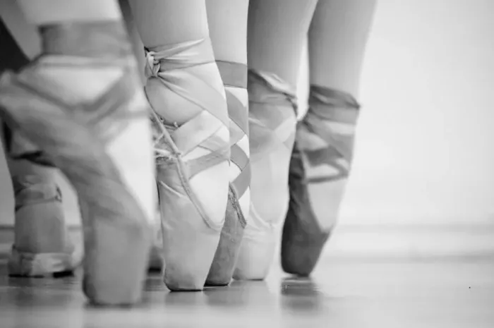 Framed Print : Ballet pointe black and white Framed Print : Ballet pointe black and white