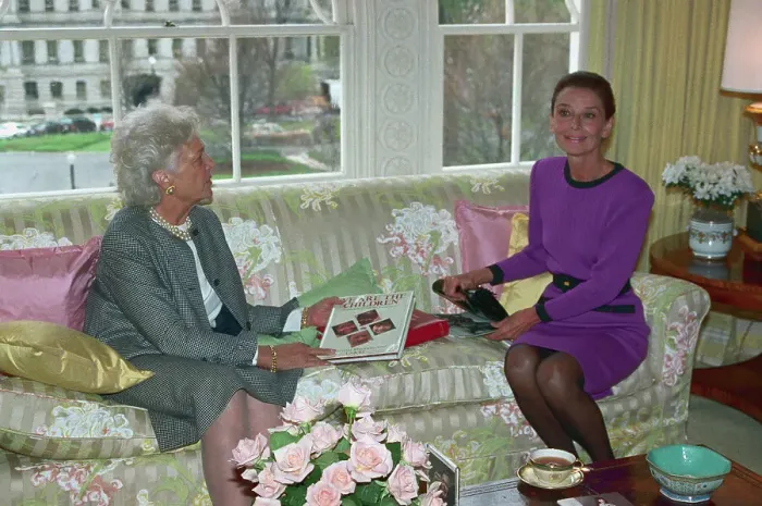 Framed Print : Barbara Bush and Audrey Hepburn at the White House Framed Print : Barbara Bush and Audrey Hepburn at the White House