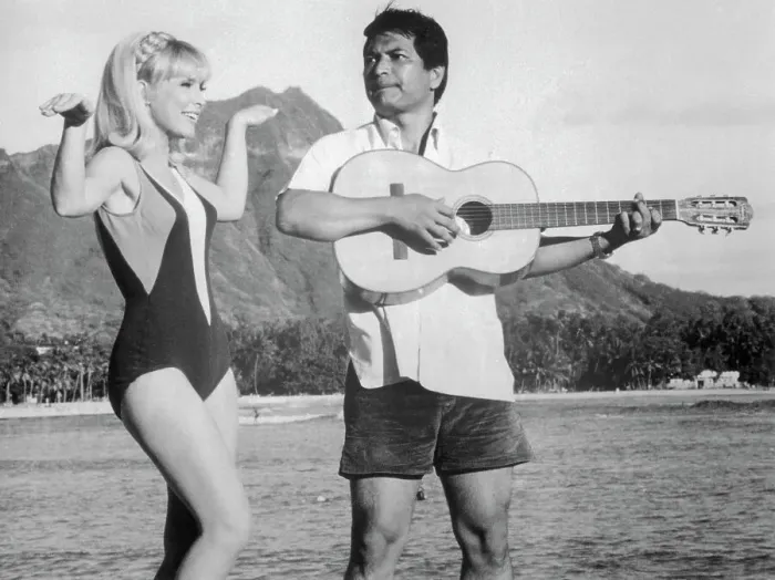 : Barbara Eden and Don Ho in I Dream of Jeannie : Barbara Eden and Don Ho in I Dream of Jeannie