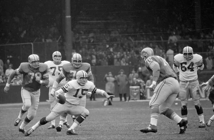 Framed Print : Bart Starr Running with Ball Framed Print : Bart Starr Running with Ball