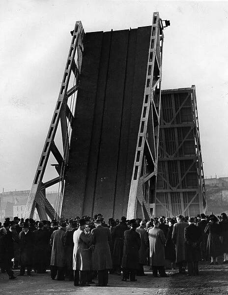 Bascules. Opening the worlds first aluminium alloy bascule bridge at the